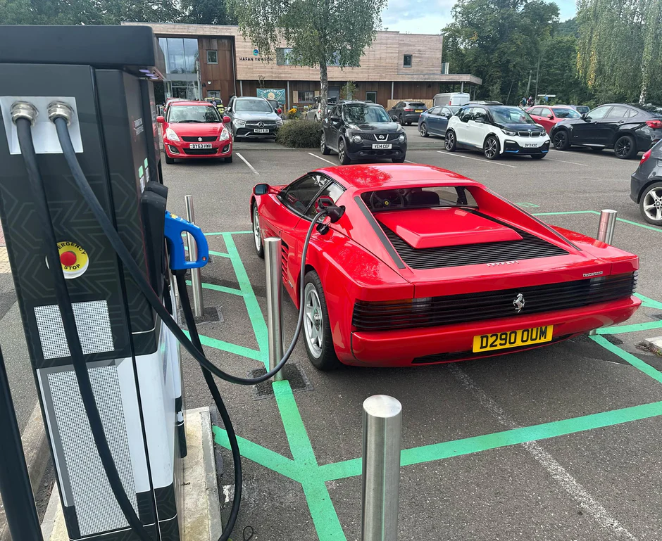 Szentségtörés vagy hatalmas nagy móka? Klasszikus autók elektromos hajtással